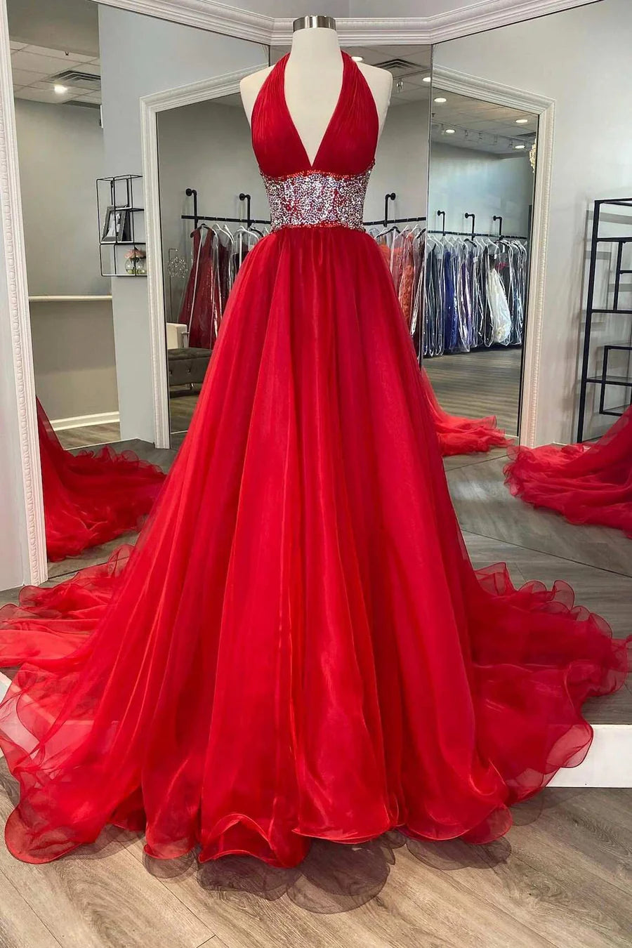 Vestido de fiesta de corte A con cuentas, cuello halter y espalda descubierta